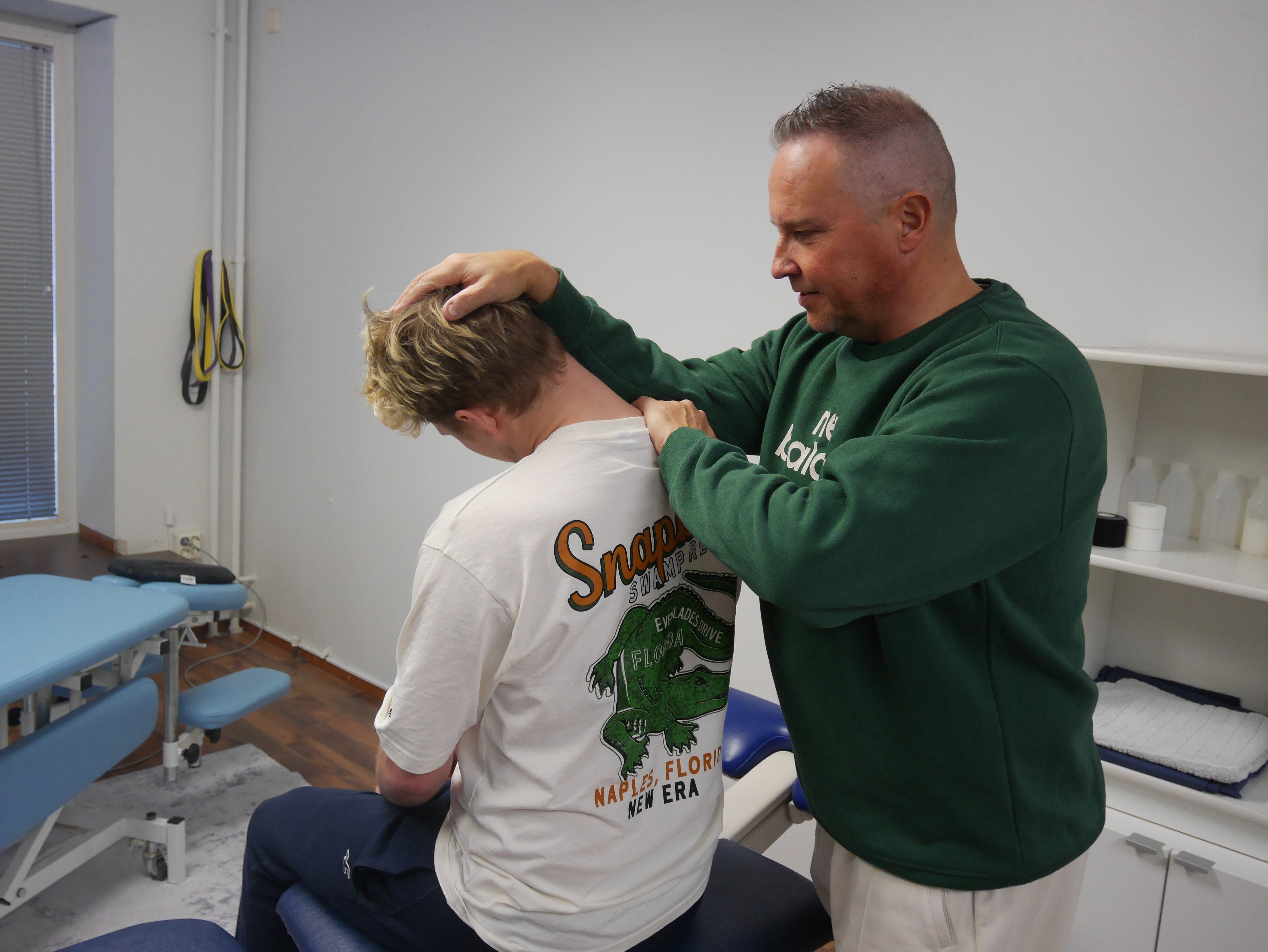 Osteopaatti käsittelee asiakasta